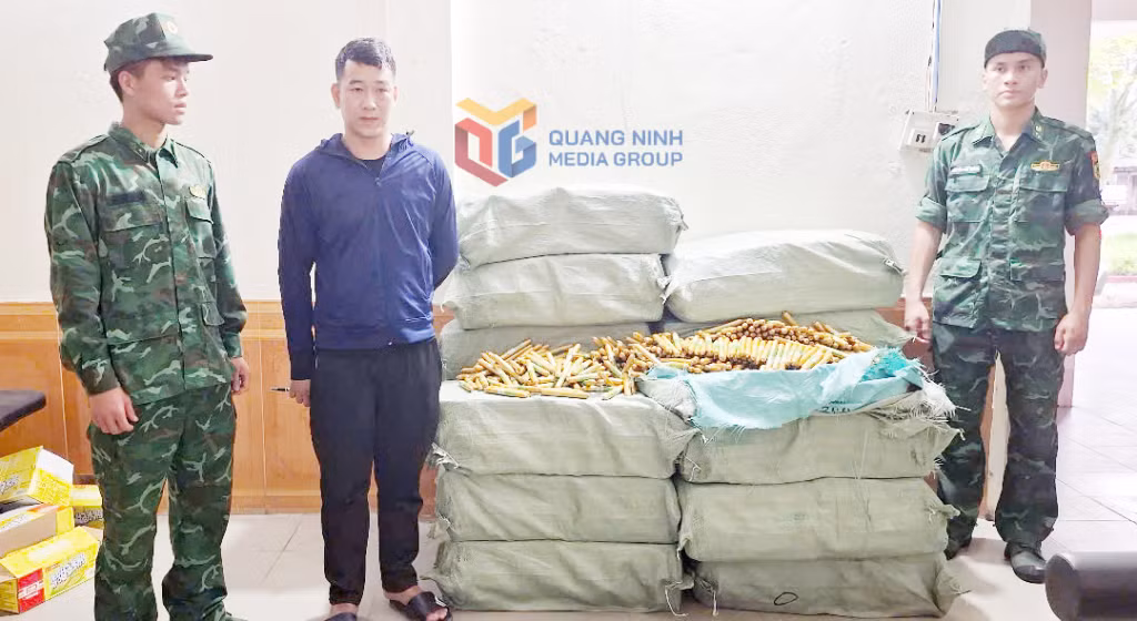 Đối tượng Nguyễn Văn Hướng và hơn 500 kg xúc xích không rõ nguồn gốc.