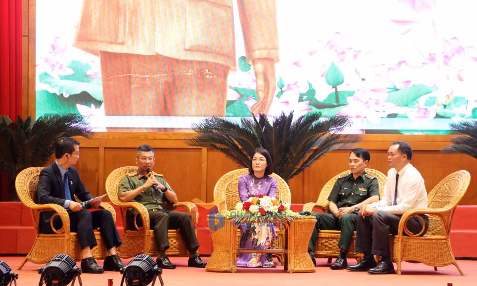Các đại biểu trao đổi kinh nghiệm tại hội nghị.