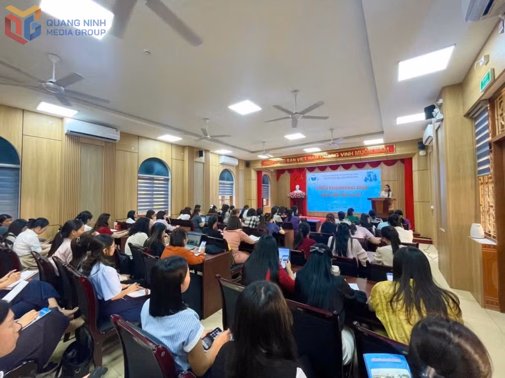 Trường Tiểu học Trần Hưng Đạo (TP Hạ Long) triển khai phong trào "Bình dân học vụ số", tháng 4/2025.