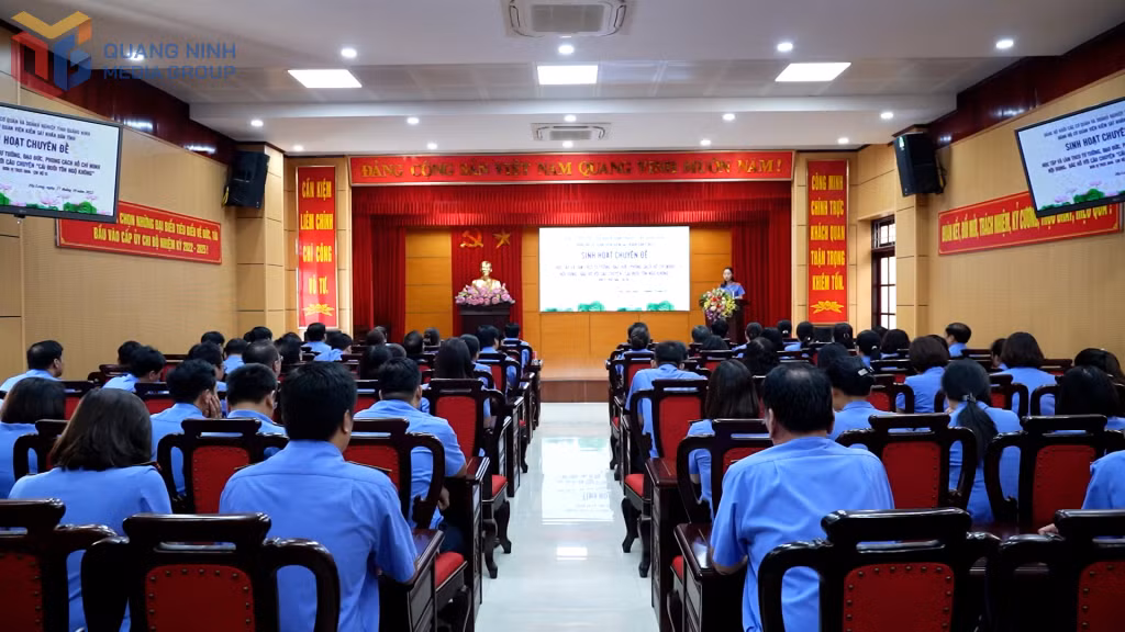 Đảng ủy cơ quan Viện KSND tỉnh tổ chức sinh hoạt chuyên đề học tập và làm theo Bác vào sáng thứ 2 hằng tuần.