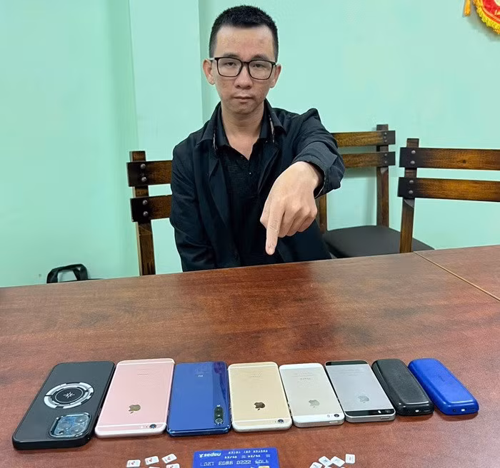 Đối tượng Nguyễn Chí Thiện sử dụng nhiều điện thoại, tạo lập các tài khoản để lừa đảo.