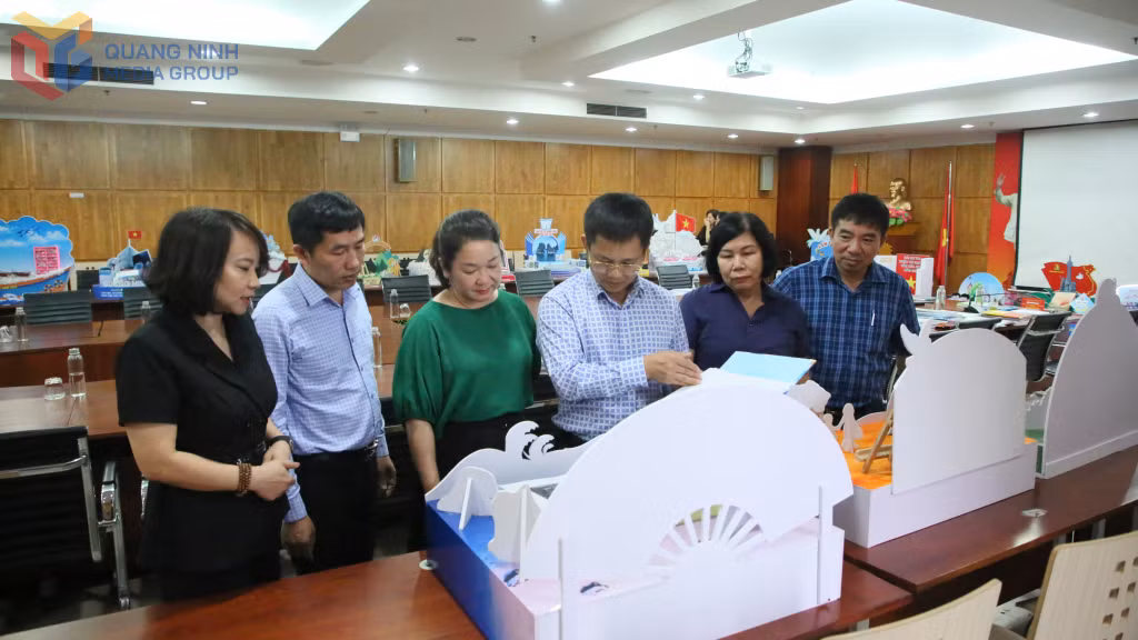 Ban Giám khảo xem, đánh giá chất lượng nội dung các bài tham dự phần thi “Tìm hiểu về các đặc trưng của tỉnh và hệ giá trị con người Quảng Ninh”.