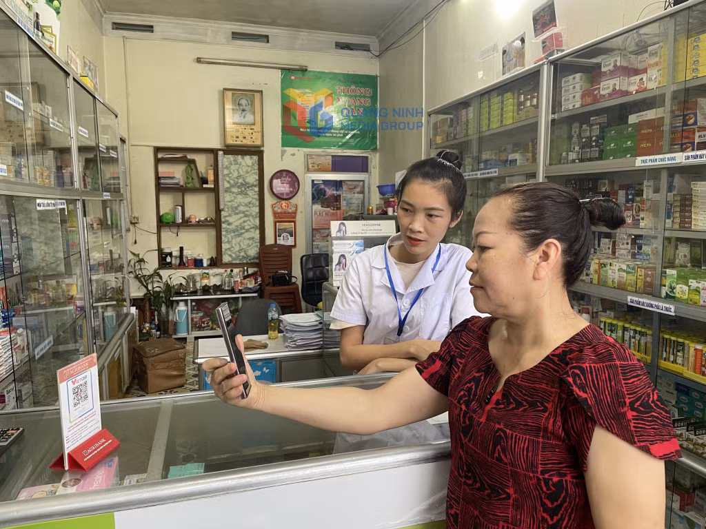 Khách hàng thanh toán bằng cách quét mã QR code tại các cửa hàng trên địa bàn huyện.