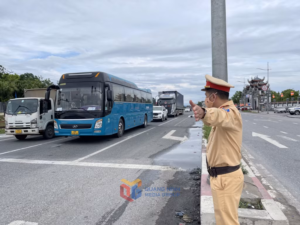 Lực lượng cảnh sát giao thông bố trí chốt chặn tại các ngã tư, điểm giao cắt từ ngã ba Dốc Đỏ vào Yên Tử để đảm bảo giao thông được thông suốt.