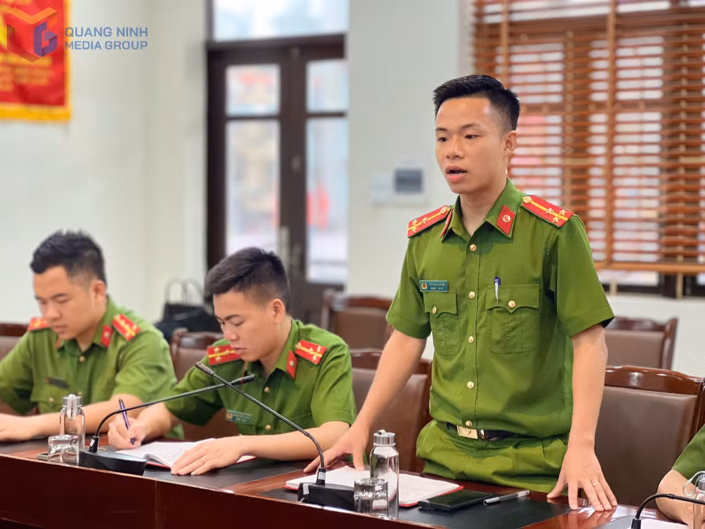 Thượng úy Phí Văn Tuyển phát biểu ý kiến tại buổi sinh hoạt chi bộ, tháng 5/2025.