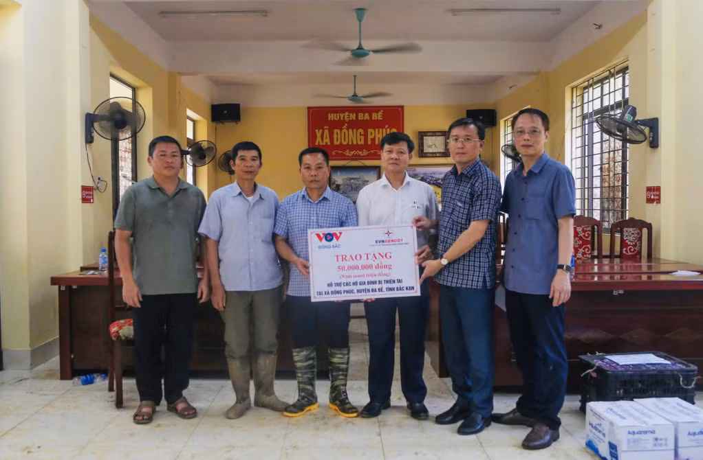 Đại diện Công ty CP Nhiệt điện Quảng Ninh và Cơ quan Thường trú khu vực Đông Bắc, Đài Tiếng nói Việt Nam trao kinh phí hỗ trợ nhân dân xã Đồng Phúc, huyện Ba Bể, tỉnh Bắc Kạn, khắc phục hậu quả thiên tai.