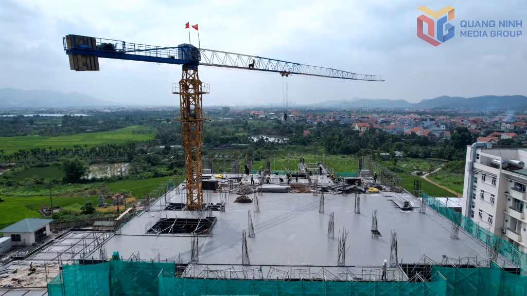 Khối nhà 8 tầng phục vụ công tác điều trị, khám chữa bệnh với 235 giường bệnh đã hoàn thành đổ mái tầng 5