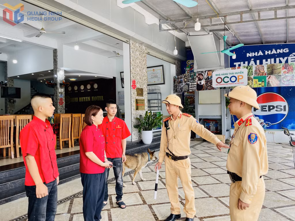 Cán bộ Đội CSGT đường bộ số 1 đề nghị các cơ sở kinh doanh dịch vụ trong khu vực xã Thượng Yên Công chấp hành tốt các quy định về an ninh trật tự, an toàn giao thông.