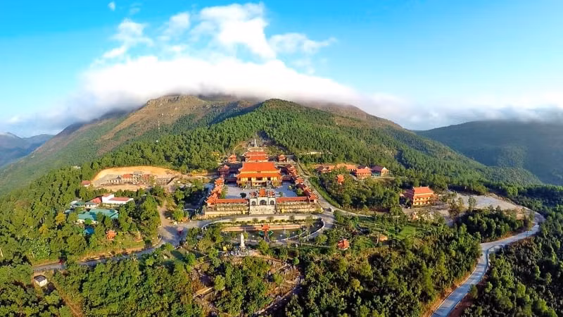 Tham quan chùa Ba Vàng nổi tiếng