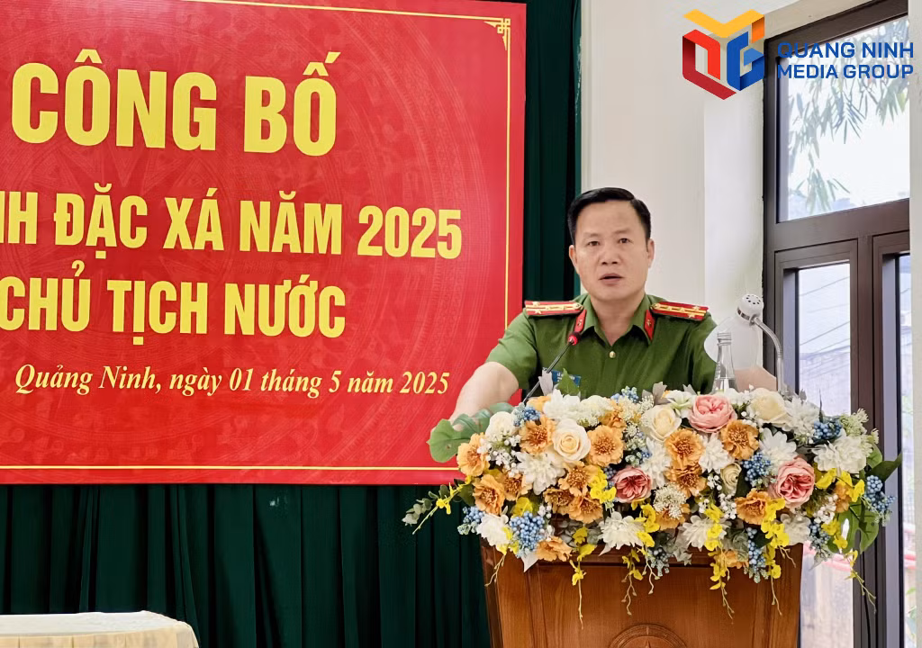 Đại tá Lê Hồng Vân, Phó Giám đốc Công an tỉnh, Thủ trưởng Cơ quan Thi hành án hình sự Công an tỉnh công bố Quyết định của Chủ tịch nước.
