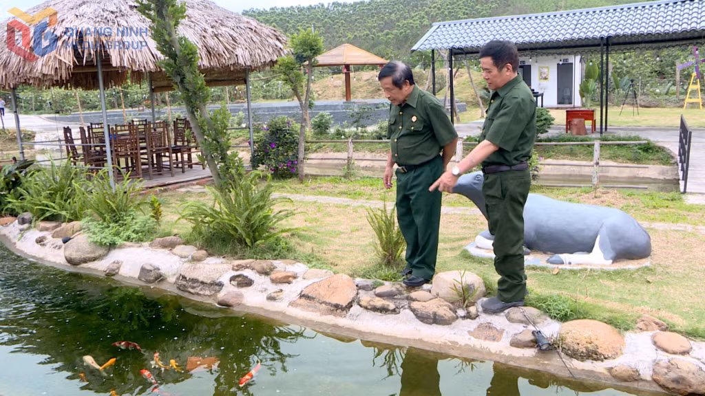 CCB Vũ Minh Thường (bên phải), xã Sơn Dương (TP Hạ Long) giới thiệu mô hình du lịch sinh thái trải nghiệm của gia đình.