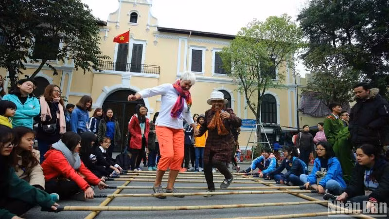 Khách quốc tế trải nghiệm các hoạt động văn hóa, trò chơi dân gian ở Hà Nội. (Ảnh: THÀNH ĐẠT)