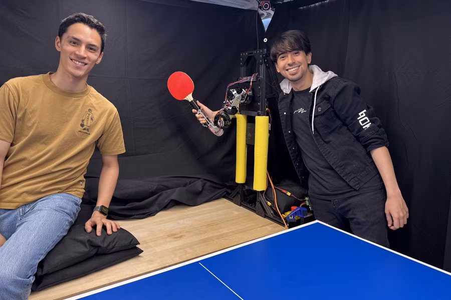 Kendrick Cancio (phải) và David Nguyen cùng công trình nghiên cứu cánh tay robot tại Viện Công nghệ Massachusetts. Ảnh: MIT