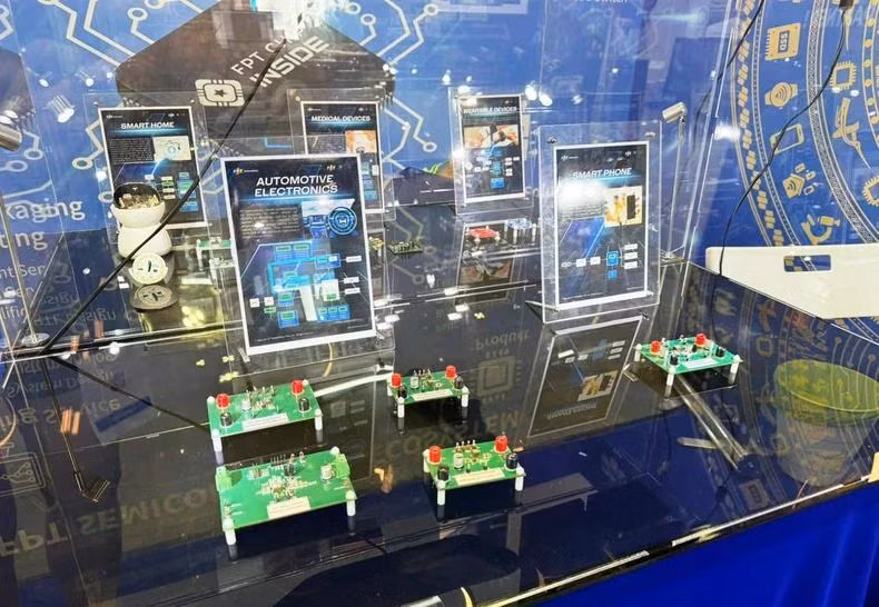 Minh họa một số sản phẩm thuộc hệ sinh thái FPT Chip Inside tại gian hàng.