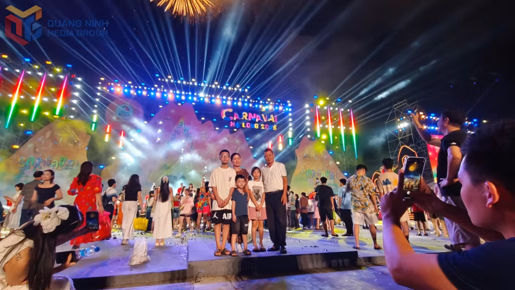 Bạn bè, du khách hòa mình vào không khí lễ hội rực rỡ, rộn ràng của thành phố bên bờ vịnh kỳ quan.