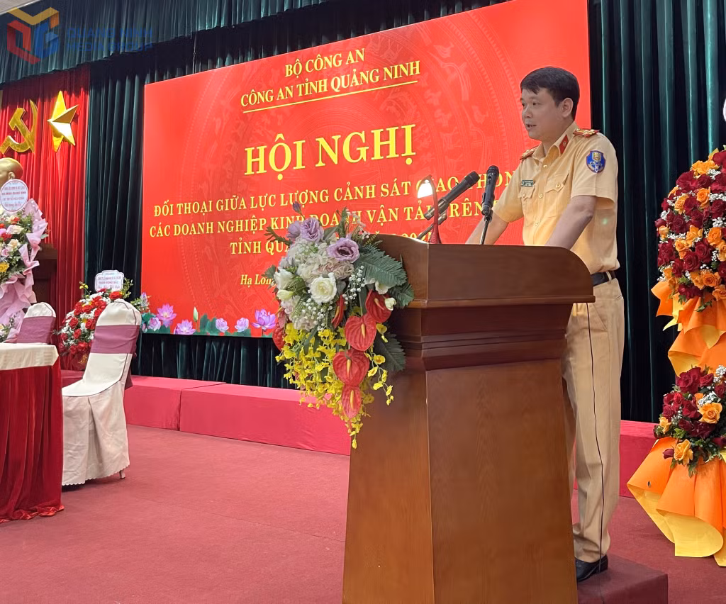 Thượng tá Nguyễn Thành Hưng, Trưởng Phòng CSGT trả lời các câu hỏi của đại diện doanh nghiệp.