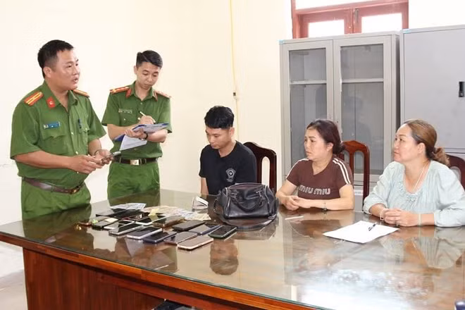 Nhóm đối tượng và tang vật. Ảnh: Công an tỉnh Hà Nam