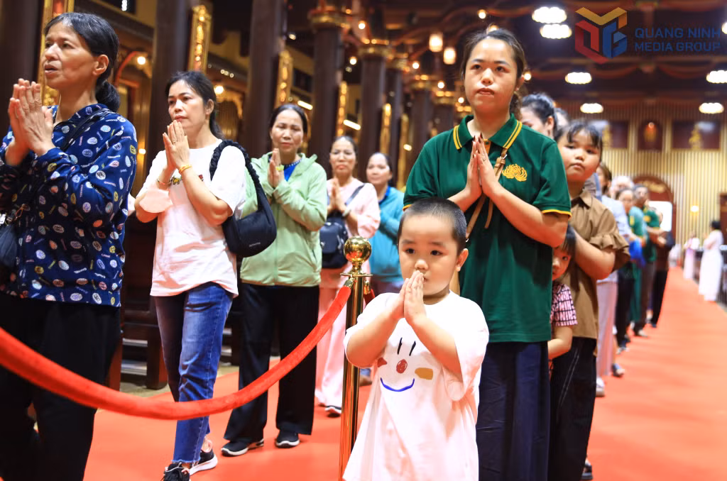 Giữa dòng người thành kính, không ít em nhỏ được cha mẹ dắt tay cùng vào chiêm bái xá lợi Phật – những bước chân thơ dại nhưng đầy tôn kính, như mầm thiện đang được gieo từ sớm.