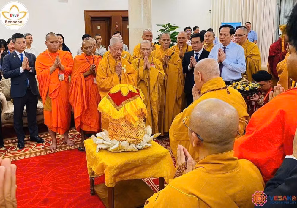 Bộ trưởng Bộ Dân tộc và Tôn giáo Đào Ngọc Dung; Đức Pháp chủ Giáo hội Phật giáo Việt Nam, Trưởng lão Hòa thượng Chủ tịch Hội đồng Trị sự cung đón xá lợi Đức Phật