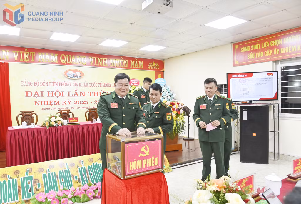 Các đại biểu bỏ phiếu bầu Ban chấp hành Đảng bộ Đồn BPCKQT Móng Cái, nhiệm kỳ 2025-2030.