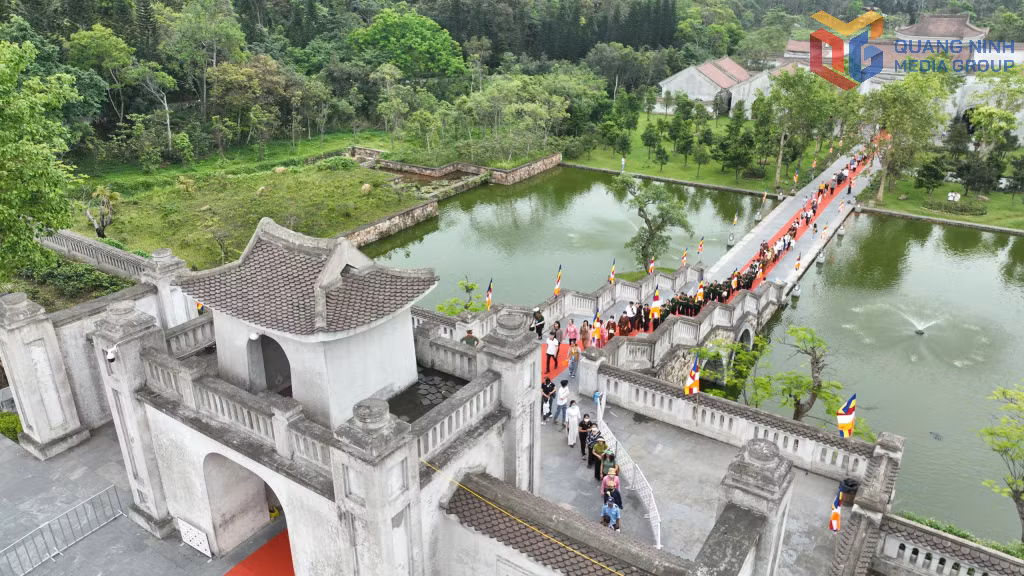Dòng người xếp hàng ngay ngắn tiến vào Cung Trúc Lâm chiêm bái xá lợi Đức Phật. 