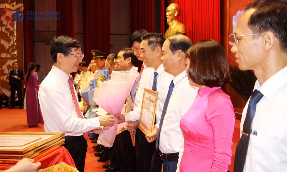 Đồng chí Vũ Quyết Tiến, Phó Bí thư Tỉnh ủy, tặng Bằng khen của Ban Thường vụ Tỉnh ủy cho tập thể, cá nhân có thành tích tiêu biểu, xuất sắc trong phong trào thi đua 