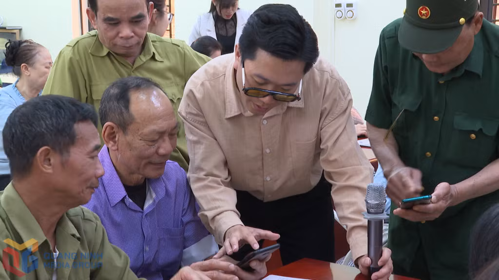 Giảng viên lớp học trực tiếp hướng dẫn sử dụng các ứng dụng trên điện thoại thông minh cho người dân.