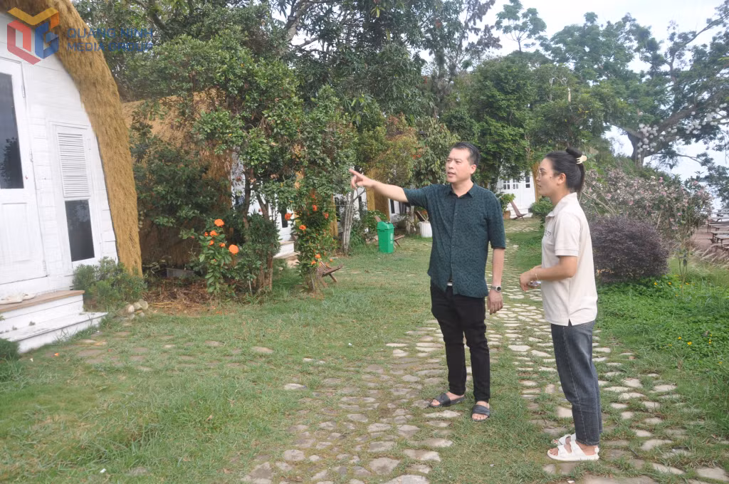 Anh Đăng trao đổi công việc với nhân viên tại Co To Village.