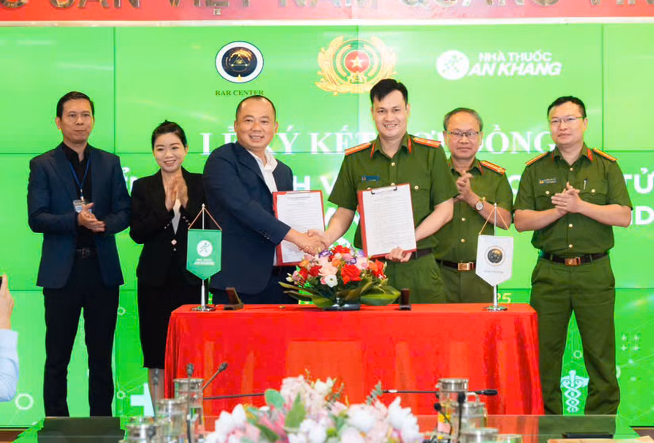 Trung tâm Nghiên cứu Ứng dụng dữ liệu dân cư và căn cước công dân ký kết hợp đồng triển khai dịch vụ xác thực điện tử tiện ích của Nhà thuốc An Khang trên ứng dụng VNeID. Ảnh: TK