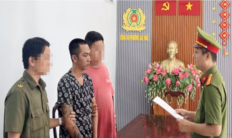 Cơ quan CSĐT Công an tỉnh Kiên Giang tống đạt quyết định khởi tố bị can đối với Nguyễn Vũ Bằng.