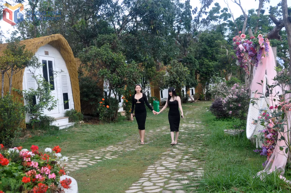 Phương Trà (phải) cùng bạn dạo chơi, thư giãn trong khuôn viên xanh tươi, nhiều hoa của Co To Village.