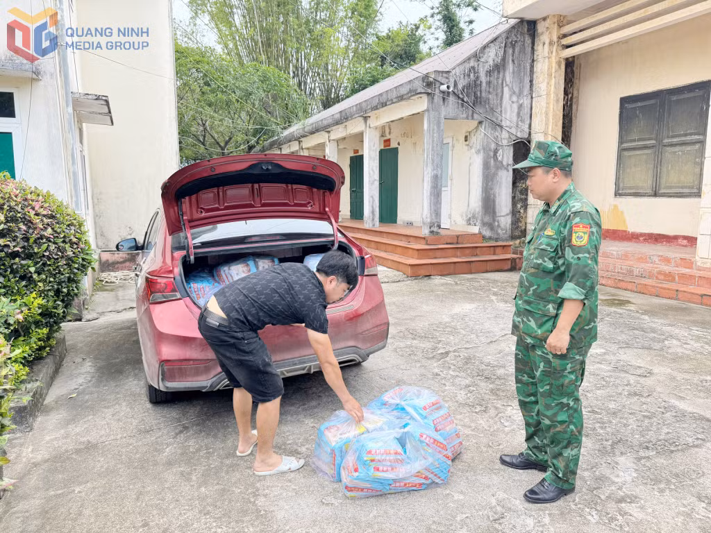 Đối tượng Nguyễn Hồng Minh và tang vật bị lực lượng BĐBP bắt giữ.