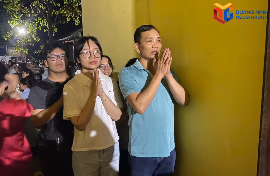 Các phật tử thành tâm vái vọng từ xa.