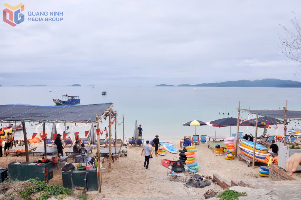 Bãi biển Hồng Vàn là một trong những nơi có nhiều hoạt động vui chơi, giải trí dưới nước ở Cô Tô.
