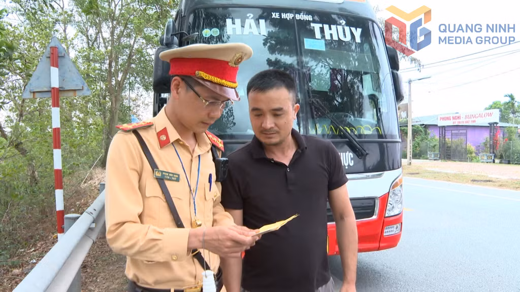 Đại úy Phạm Văn Định (Đội CSGT đường bộ số 3, Phòng CSGT Công an tỉnh) tuyên truyền, nhắc nhở lái xe chấp hành Luật Trật tự ATGT đường bộ.