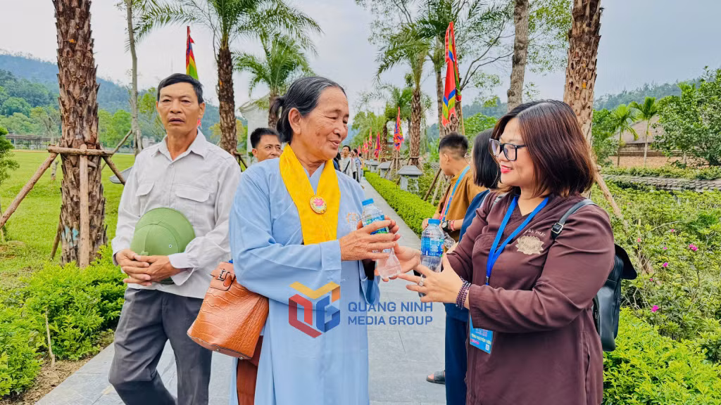 Đội ngũ tình nguyện viên có mặt ở những vị trí được ban tổ chức sắp xếp, cấp phát nước uống miễn phí cho phật tử, người dân đến chiêm bái xá lợi Đức Phật.