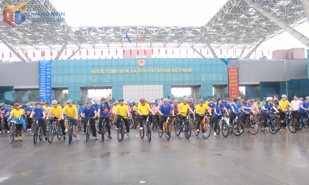 Giải đạp xe qua biên giới Việt - Trung (Móng Cái - Đông Hưng) lần thứ nhất năm 2025 thu hút đông người dân và du khách tham gia. 