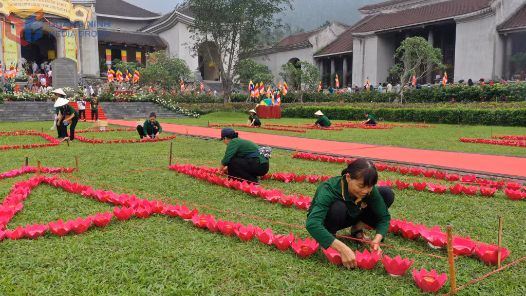 Đông đảo tăng ni, phật tử tham gia xếp chữ "Quốc thái - Dân an" trong khuôn viên Cung Trúc Lâm Yên Tử.