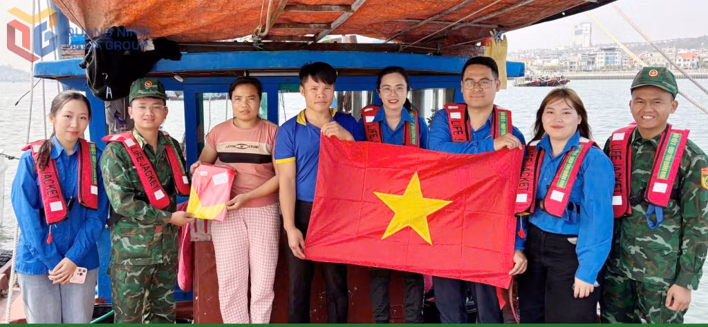 Chi đoàn Thanh niên Hải đội Biên phòng 2 phối hợp với Đoàn phường Hồng Hà (TP Hạ Long) tuyên truyền pháp luật và tặng cờ Tổ quốc cho ngư dân trên vùng biển TP Hạ Long năm 2025.