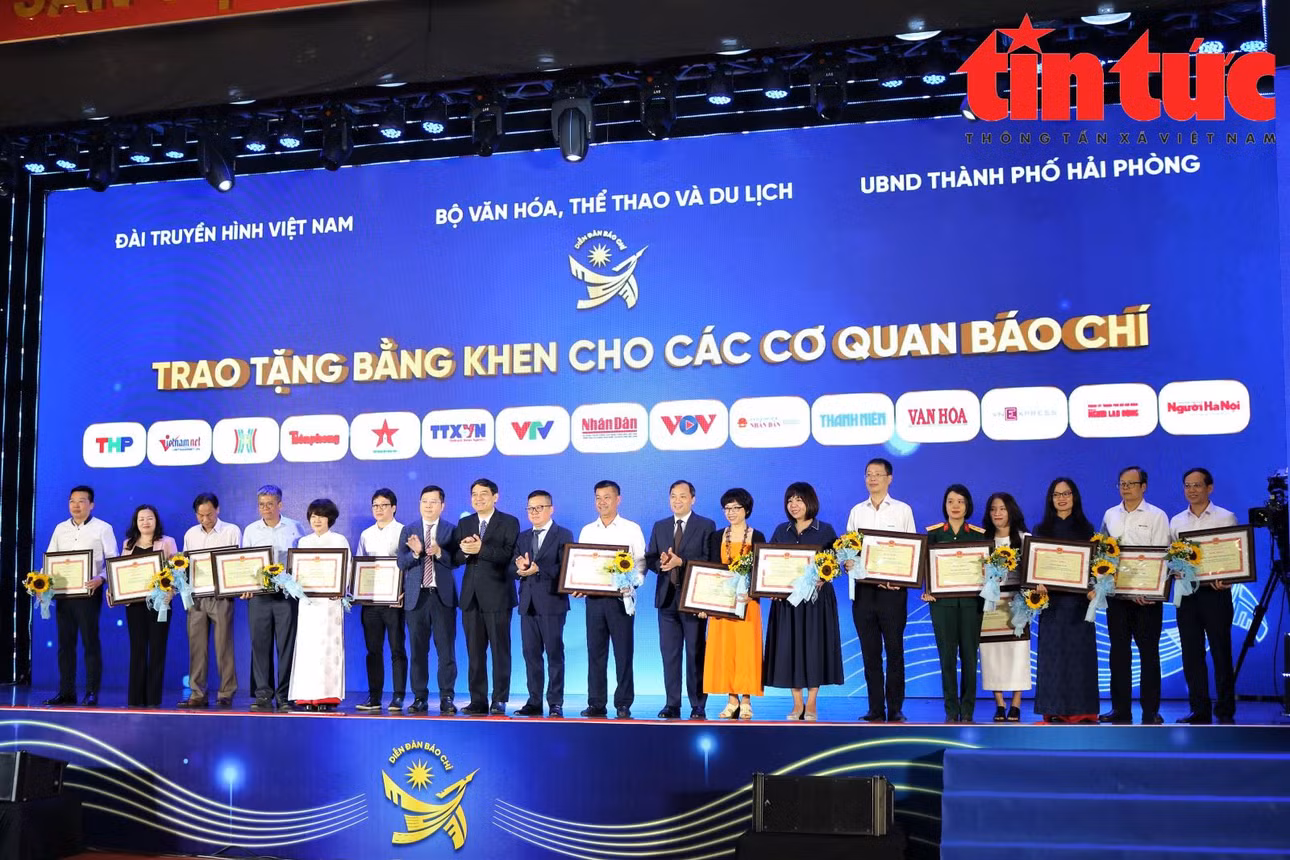 Bộ Văn hóa, Thể thao và Du lịch tặng Bằng khen cho các cơ quan báo chí đóng góp tích cực vào việc lan tỏa, quảng bá các giá trị văn hóa.