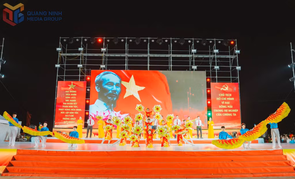 Thành đoàn Hạ Long phối hợp với Phòng Giáo dục và Đào tạo Thành phố tổ chức Liên hoan ca khúc cách mạng năm 2025 với chủ đề “Người là niềm tin tất thắng - Bài ca dâng Bác”. 