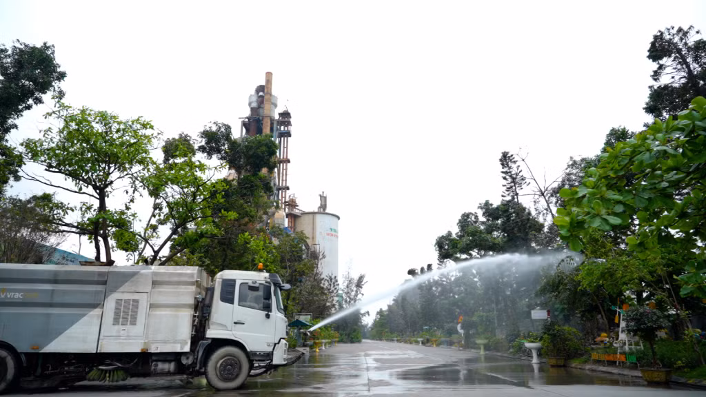 Khuôn viên nhà máy xi măng Lam Thạch luôn được duy trì xanh, sạch, đẹp.