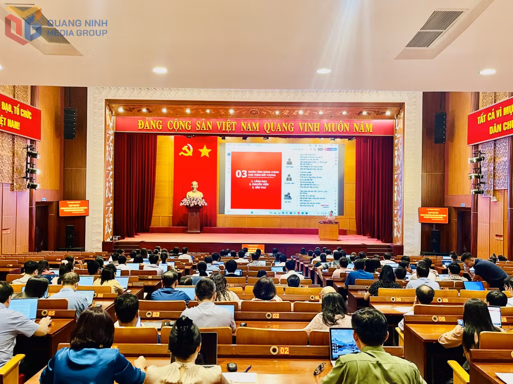 Tại lớp tập huấn, các học viên được giới thiệu, thông tin về các tính năng, điểm mới nổi bật và cách thức vận hành, sử dụng của Hệ thống thông tin điều hành tác nghiệp trong các cơ quan Đảng.