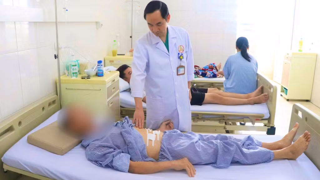 Bệnh nhân thủng dạ dày do sử dụng thuốc giảm đau xương khớp mua trên mạng.
