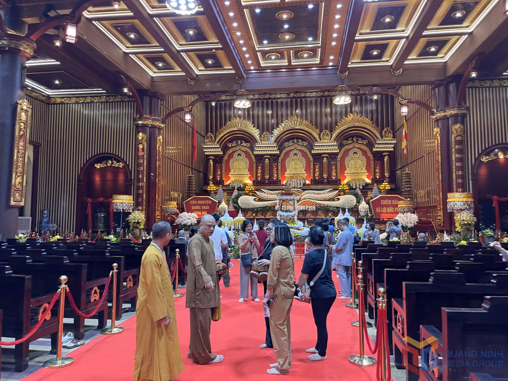 Chiều 24/5, tại Cung Trúc Lâm Yên Tử không khí khẩn trương nhưng trang nghiêm bao trùm khi các công đoạn chuẩn bị đã cơ bản hoàn tất.