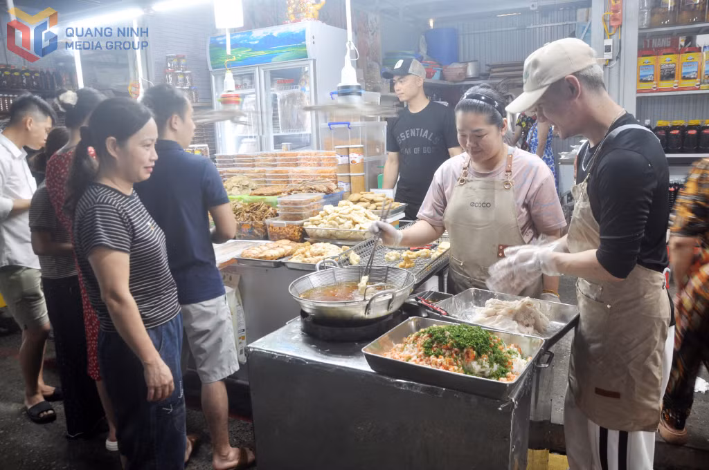 Hải sản Cô Tô được nhiều du khách yêu thích, mua về làm quà cho gia đình, bạn bè, người thân.
