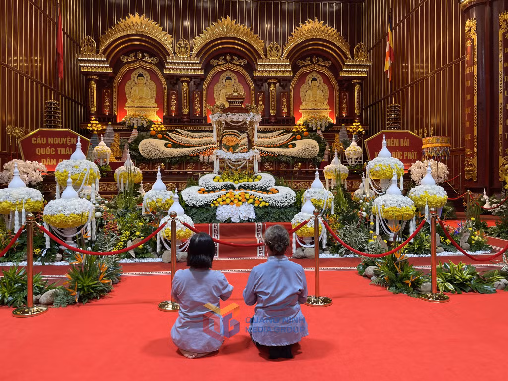 Khu vực sảnh chính Điện tam thế (Cung Trúc Lâm Yên Tử) với hàng nghìn bông hoa được cắm tạo hình trang trọng. Xá lợi Đức Phật sẽ được tôn trí trong long đình và có kính cường lực để bảo vệ.