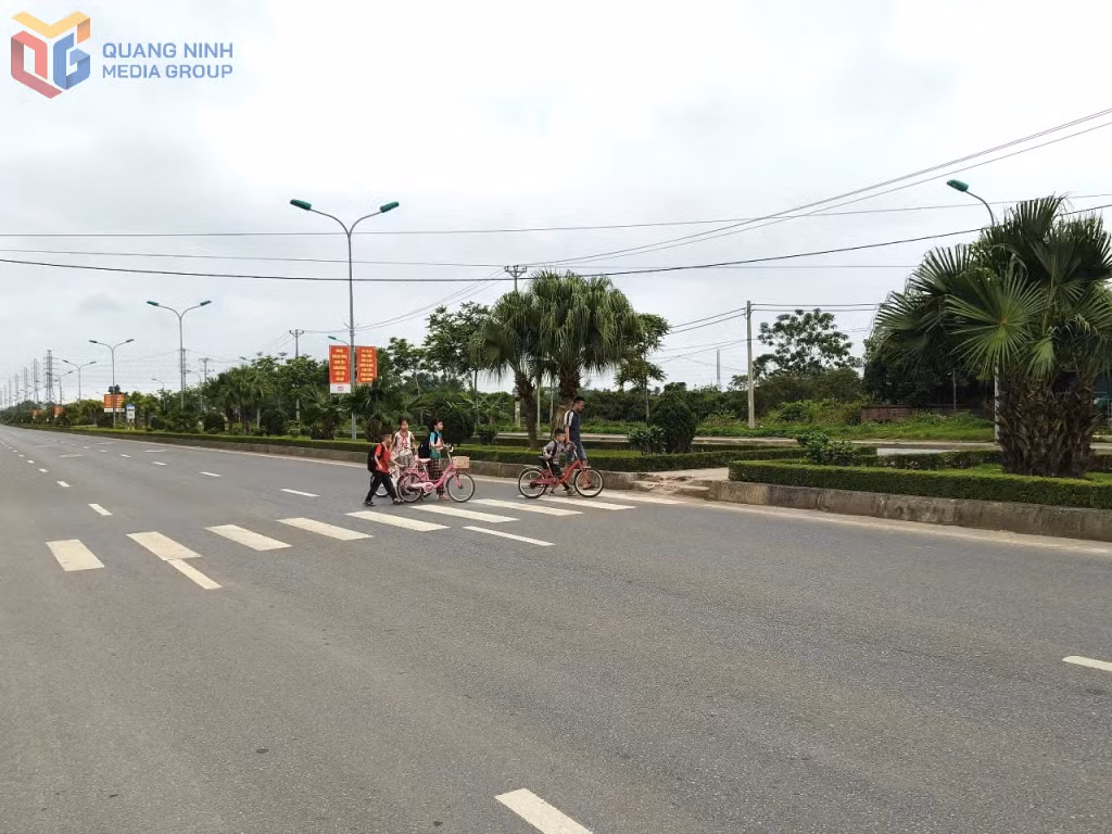 Người dân sang đường tại giải phân cách Km1 + 950 ( trục đường giao thông đi KCN cảng biển Hải Hà.