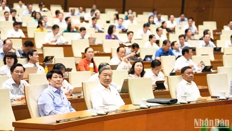 Lãnh đạo Đảng, Nhà nước cùng các đại biểu Quốc hội làm việc tại hội trường. (Ảnh: BÙI GIANG)