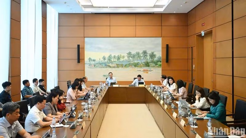 Quang cảnh phiên thảo luận ở Tổ 13 chiều 6/5. (Ảnh: DUY LINH)